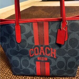 City Tote Bag
In Signature Canvas With Coach Graphic